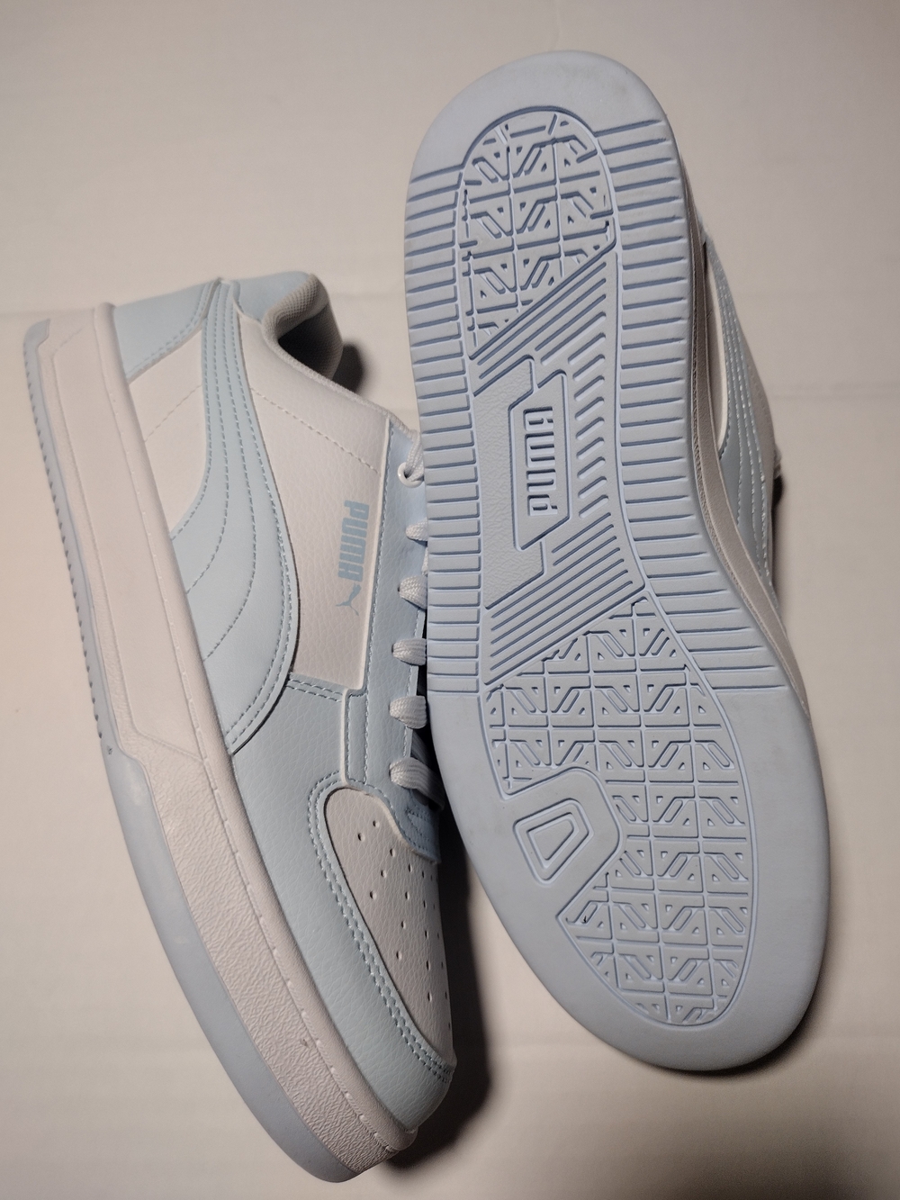Puma men size 7 / women 8.5 Caven 2.0 white and light blue leather
